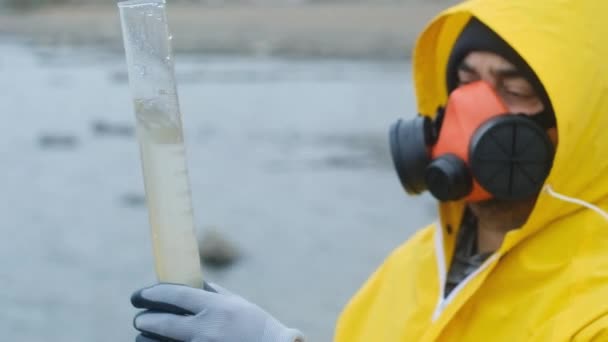 Ειδικός Οικολόγος Αναπνευστήρα Ρίχνει Νερό Από Ποτάμι Δοκιμαστικό Σωλήνα Για — Αρχείο Βίντεο