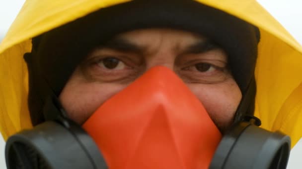 Portret Van Een Ecoloog Expert Een Rode Respirator Een Gele — Stockvideo