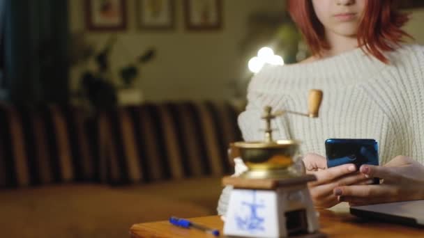 Adolescente Suéter Caliente Sienta Casa Una Mesa Con Ordenador Portátil — Vídeo de stock