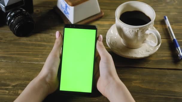 Kız Evde Ahşap Masada Oturuyor Elinde Yeşil Ekranlı Akıllı Telefon — Stok video