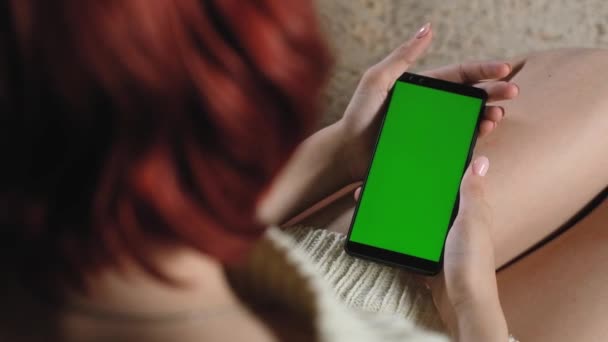 Mulher Usa Tela Verde Online Menina Adulta Está Sentado Sofá — Vídeo de Stock