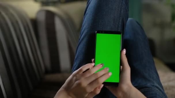 Meisje Rust Thuis Bank Houdt Een Smartphone Met Een Groen — Stockvideo