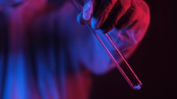Forskare Neonblått Ljus Overaller Håller Provrör Och Häller Vitt Kristallint — Stockvideo