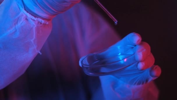 Chercheur Dans Laboratoire Science Technologie Avec Une Lumière Néon Goutte — Video