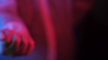 Laboratuvardaki teknisyen elinde neon ışığı olan bir mühendis avucunu açıyor ve modern bir bilgisayar işlemcisi gösteriyor. Bilimsel ve endüstriyel gelişmeler. Modern gelecek kavramı. Nanoteknolojiler. Kapat.