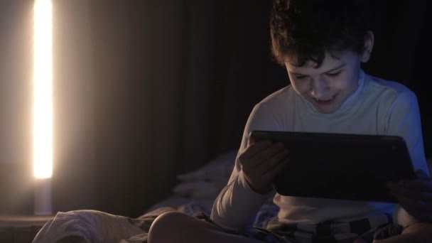 Criança Morena Noite Assistindo Desenhos Animados Filmes Tablet Noite Quarto — Vídeo de Stock