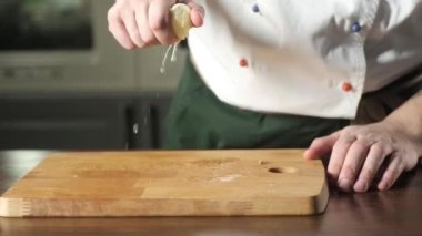 Aşçı limonun suyunu kesme tahtasına sıkıp siler. Kötü kokuyor. Kokudan mutfak malzemelerini temizliyorum.