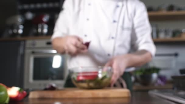 Chef Met Les Légumes Frais Tranchés Dans Une Assiette Les — Video