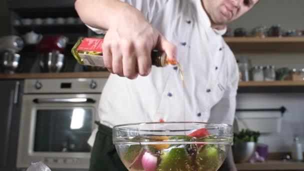 Chef Cozinha Moderna Restaurante Derrama Azeite Uma Garrafa Legumes Frescos — Vídeo de Stock