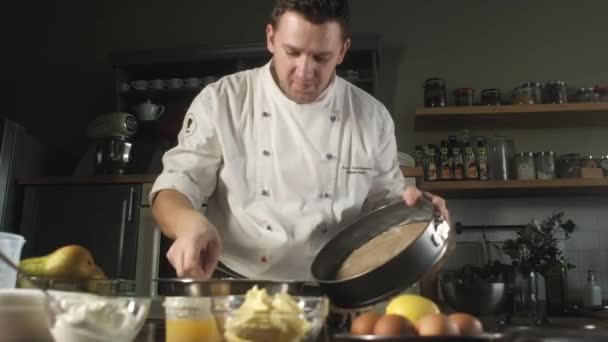 Σεφ Στη Σύγχρονη Κουζίνα Του Εστιατορίου Ρίχνει Λευκό Αλεύρι Σιταριού — Αρχείο Βίντεο