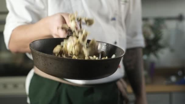 Bak Champignons Een Pan Heerlijk Gerecht Van Chef Koken Keuken — Stockvideo