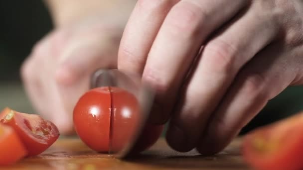 モダンなキッチンのシェフがサラダ用の新鮮なトマトを切り取ります キッチンで調理しておいしい料理の材料を準備します 野菜でサラダを作る 食事よ 健康的な製品 ベジタリアン料理 — ストック動画