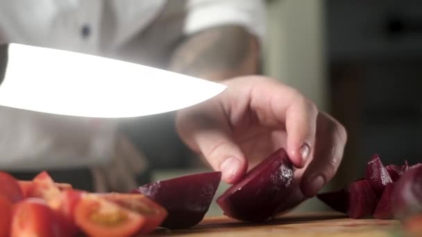 Küchenchef Schneidet Rote Bete Für Salat Gemüse Auf Schneidebrett Koch — Stockvideo