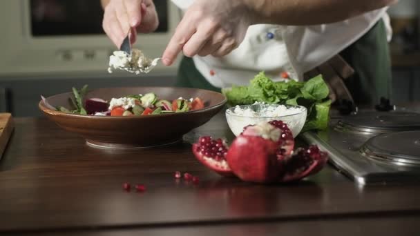 Tillagning Sallad Tomater Arugula Betor Granatäpple Kock Lägger Färsk Ricottaost — Stockvideo