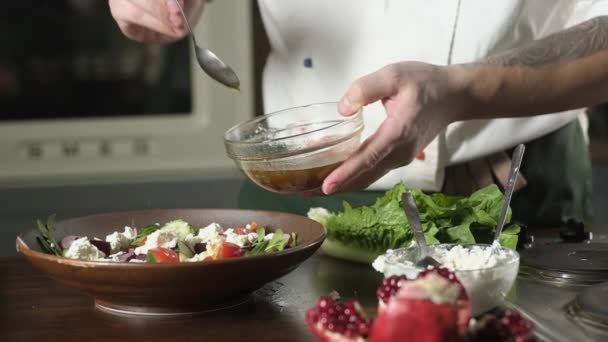 Salatzubereitung Tomaten Rucola Rote Bete Granatapfel Koch Gießt Gemüsesalat Mit — Stockvideo