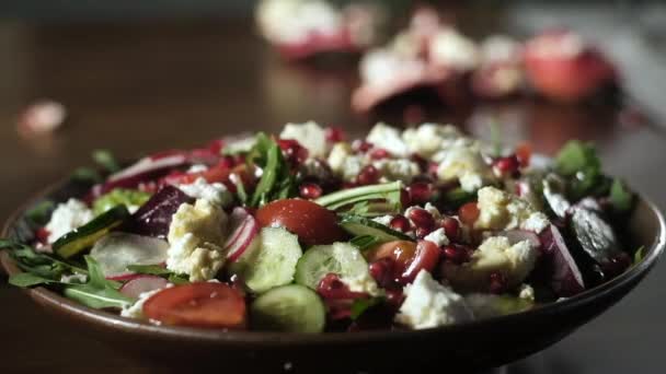 Heerlijke Salade Koken Tomaten Arugula Rode Biet Granaatappel Ricotta Komkommer — Stockvideo