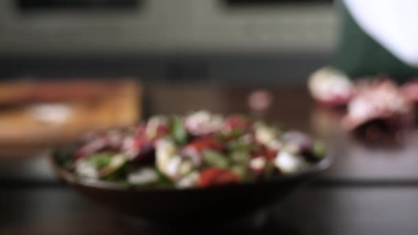健康食品 おいしいサラダを作る トマトアルグラビートルートザクロリコッタキュウリ シェフは緑のバジルの葉でおいしいサラダを飾ります リコッタとソースと野菜サラダを調理 — ストック動画