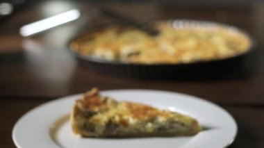 Peynir hamurlu turta. Aşçı taze yeşil fesleğen yaprağını tabağa koyar. Mantarlı turta ve çıtır peynirli sebze. Lezzetli yemek. Şef mutfakta turta yaptı..