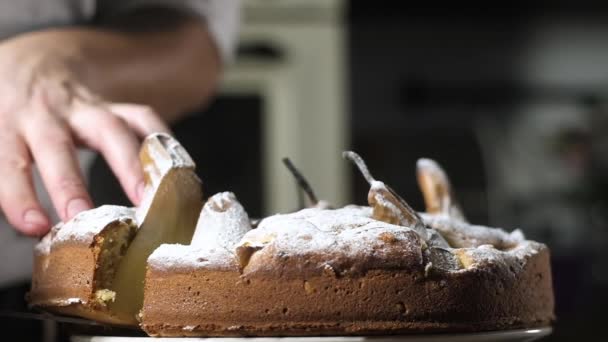 梨のパイ 料理人は焼き梨でケーキをカットします キッチンのクッキーよ 菓子屋自宅で繊細なペストリーを準備します おいしい甘いデザート グルメパイを用意しなさい ホリデーケーキ — ストック動画