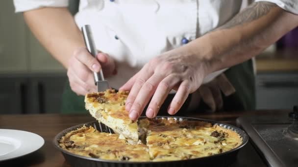 Torta Com Crosta Queijo Cozinheiro Pega Pedaço Bolo Coloca Prato — Vídeo de Stock