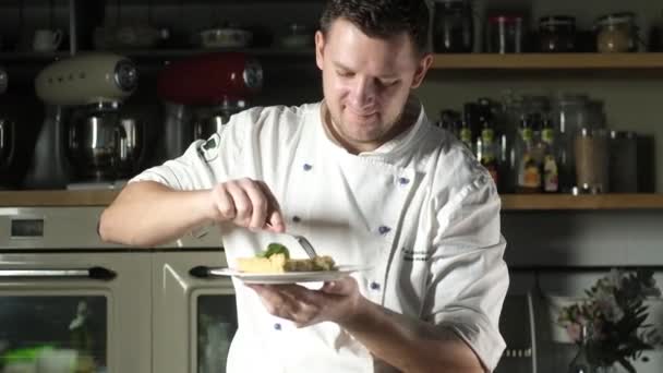 Chef Cocinando Delicioso Pastel Con Champiñones Corteza Queso Hombre Está — Vídeos de Stock