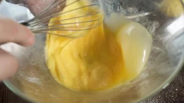 Şef, restoranın modern mutfağında çırpılmış yumurta çırpıyor. Pasta ya da pasta pişirmek için malzemelerin hazırlanması. Fırında fırın. Lokanta mutfağında tatlı hazırlığı..