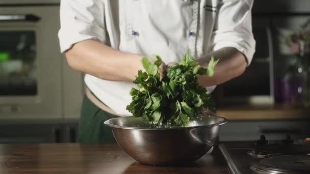 シェフはキノコとチーズクラストでおいしいパイを調理します 男は台所で食べてる キノコと野菜をカリカリチーズクラストでパイ おいしいホットディナー — ストック動画