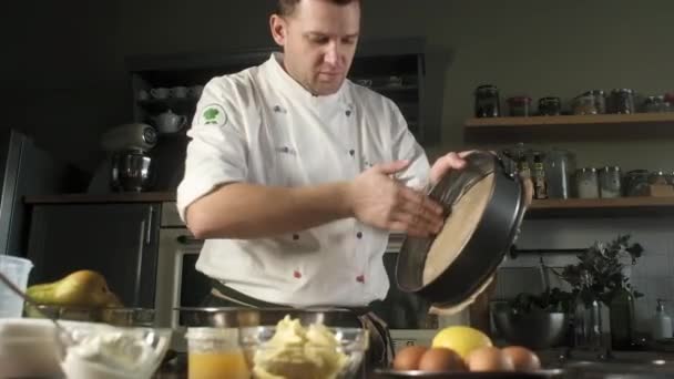 餐厅现代厨房的厨师用黄油为烤盘抹上油脂 烘烤甜饼或蛋糕的配料 面包店里的贝克在餐厅厨房准备甜点 — 图库视频影像