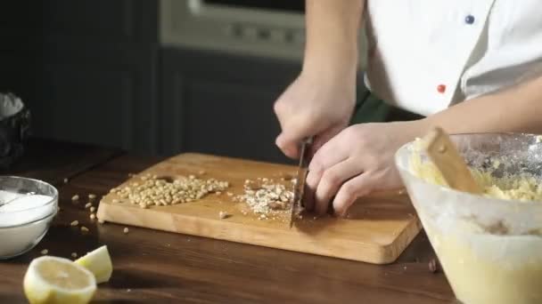Baker Skär Nötter Med Kökskniv Skärbrädan Restaurangköket Närbild Man Förbereder — Stockvideo