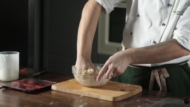 パイを作る ペストリーシェフは バターと小麦粉をカップに手で混ぜます 台所でケーキを作る レストランキッチン 家でおいしいパイを作る — ストック動画