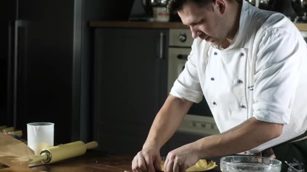 Fazer Uma Tarte Chefe Pastelaria Coloca Massa Torta Uma Assadeira — Vídeo de Stock