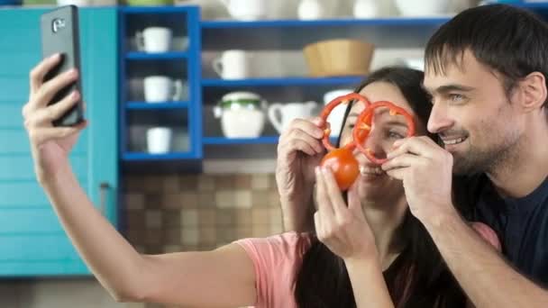 Feliz Namorado Namorada Cozinha Tirando Uma Selfie Telefone Celular Menina — Vídeo de Stock