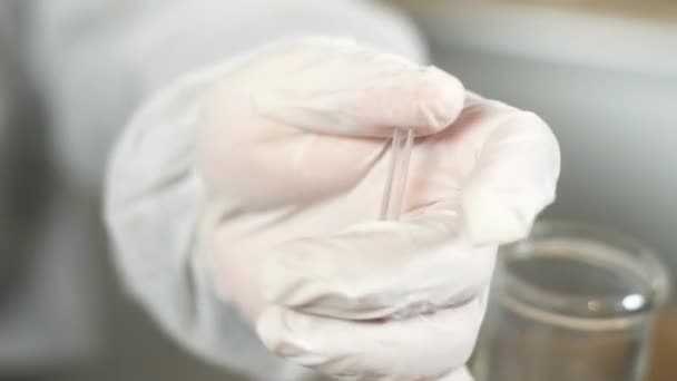 Wissenschaftler Mann Labor Schutzmaske Tropft Tropfen Der Lösungsprobe Und Schaut — Stockvideo