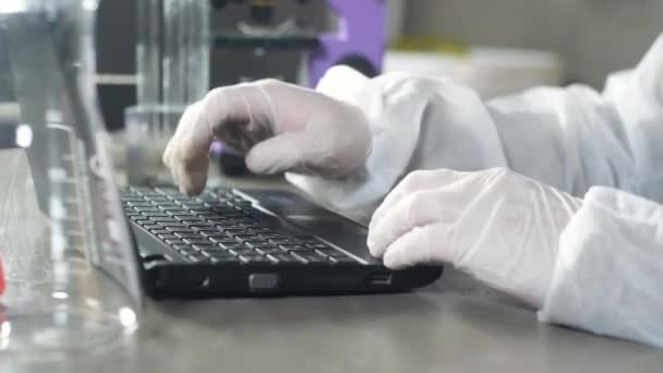 Scientifique Dans Laboratoire Portant Des Gants Médicaux Protection Tapant Sur — Video