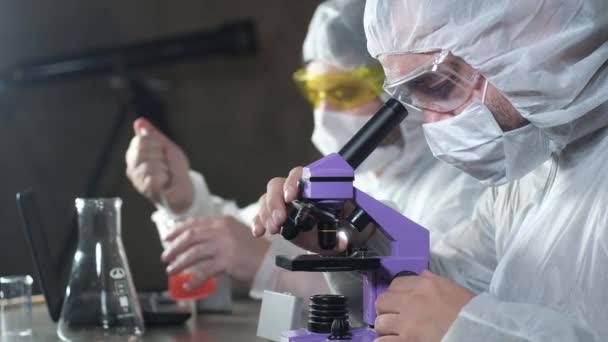 Naukowcy Laboratorium Maskach Ochronnych Okularach Używają Mikroskopu Badań Koncepcja Badań — Wideo stockowe