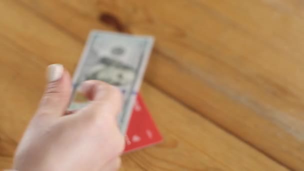 Cliente Pone Billetes Dólar Tarjeta Crédito Que Encuentra Sobre Mesa — Vídeo de stock