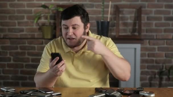 Homem Negócios Agressivo Está Gritando Seu Telefone Celular Homem Zangado — Vídeo de Stock