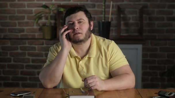 Kantoormedewerker Praat Een Smartphone Met Een Klant Persoon Maakt Aantekeningen — Stockvideo