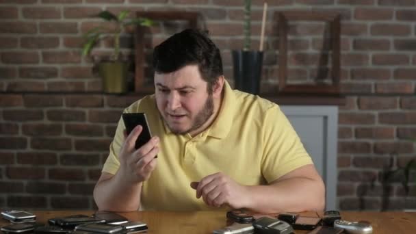 Ofisteki Adam Kavşağın Oradaki Modası Geçmiş Bir Telefona Bağırıyor Yerinde — Stok video