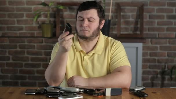 Patron Büroda Bir Adam Modası Geçmiş Analog Telefonlardan Oluşan Bir — Stok video