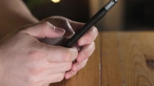 一个男人的手指在手机上拨号时的特写 现代无线技术 网上交易或购物 成年人正坐在办公室里 用智能手机写着信息 — 图库视频影像