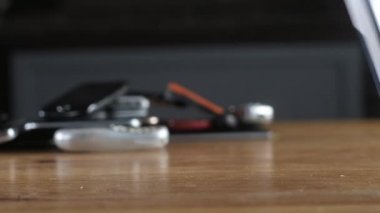 Eski çizik eski cep telefonları ofis masasına düşer ve bozulur. Yavaş çekim