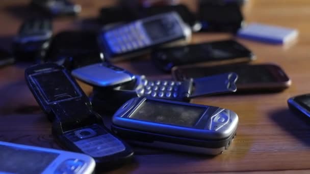 Analoge Communicatie Oude Kapotte Stoffige Mobiele Telefoons Liggen Tafel Neon — Stockvideo