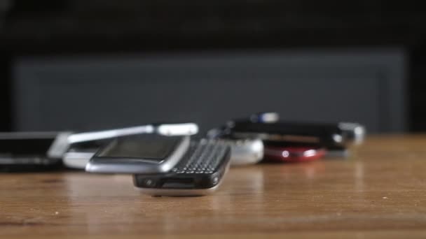 Старі Ретро Мобільні Телефони Падають Офісний Стіл Ламаються — стокове відео