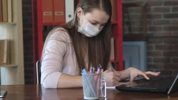 Chica Caucásica Una Máscara Médica Que Trabaja Ordenador Portátil Lugar — Vídeo de stock