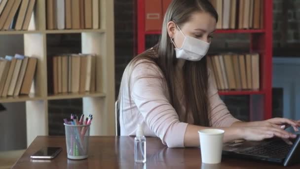 Fille Blanche Dans Masque Médical Travaillant Ordinateur Portable Sur Lieu — Video