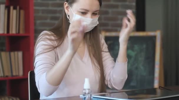 Blank Meisje Met Een Medisch Masker Werkend Een Laptop Het — Stockvideo