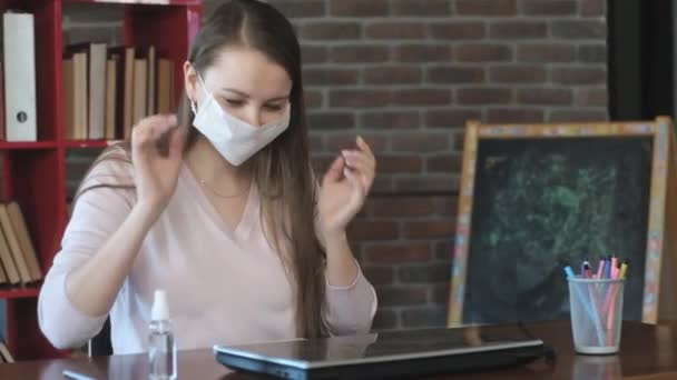 Chica Con Una Máscara Médica Blanca Que Trabaja Ordenador Portátil — Vídeo de stock