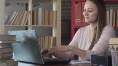 Ofiste dizüstü bilgisayarda çalışan güzel bir genç kız. İş kadını radyonun sesini açar ve müzik dinler. Kız ofiste çalışırken müzikten zevk alır. Ev işi kavramı..