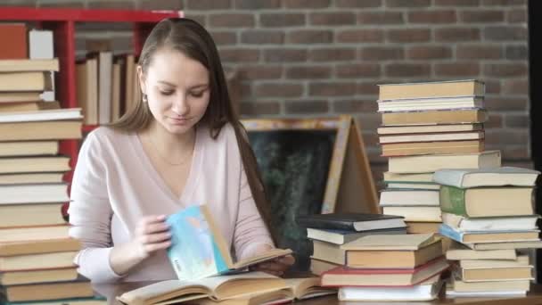 Hermosa Joven Está Sentada Sala Mesa Casa Libro Lectura Estudiantes — Vídeos de Stock